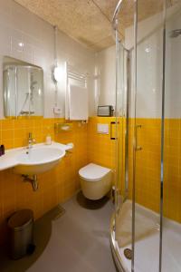 克莱蒙费朗ARTYSTER CLERMONT-FERRAND的浴室配有卫生间、盥洗盆和淋浴。