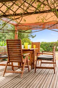 珊瑚湾Villa Demiana by Ezoria Villas的甲板上配有两把椅子和一张桌子,配有遮阳伞