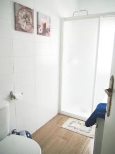 特鲁希略Hogar acogedor en Trujillo的白色的浴室设有卫生间和门