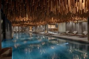 克莱恩 蒙塔纳克莱恩蒙塔纳六善酒店的酒店游泳池设有大型吊灯