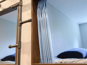Otsuki柏島ヴィレッジ的双层床的亚麻门,带窗帘