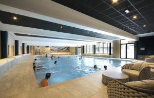 拉普德兹Appart'Hôtel Prestige Odalys L'Eclose的一座大型游泳池,里面设有人员