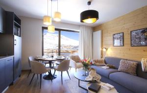 拉普德兹Appart'Hôtel Prestige Odalys L'Eclose的客厅配有沙发和桌子