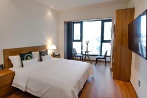 全州市Hotel Arari的卧室设有白色的床和大窗户