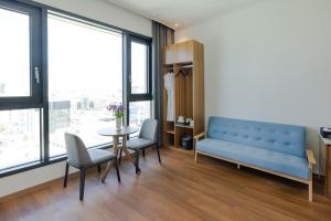 全州市Hotel Arari的客厅配有蓝色长椅和桌子
