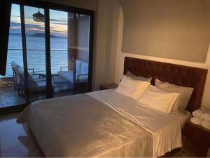 新马尔马拉斯Candi Luxury Suites的一间卧室设有一张床,享有海景