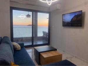 新马尔马拉斯Candi Luxury Suites的带沙发的客厅,享有海景