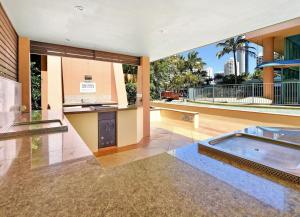 黄金海岸Crown Towers Resort - Private 3 Bedroom Apartment的一座带厨房和游泳池的空房子