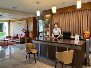 芦竹甲桂林商务旅馆的一名在酒店大堂戴面具的女士