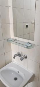 乌斯特卡Ośrodek Rehabilitacyjno-Wczasowy Ewa的一间带水槽和镜子的浴室