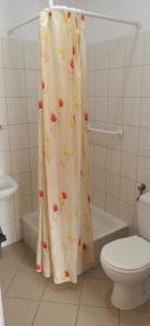 乌斯特卡Ośrodek Rehabilitacyjno-Wczasowy Ewa的浴室设有鲜花和淋浴帘。