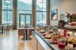 瓦尔河谷Valldal Fjordhotell - by Classic Norway Hotels的餐桌上的餐馆