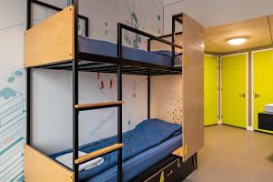 乌得勒支Stayokay Hostel Utrecht Centrum的宿舍间内的双层床间