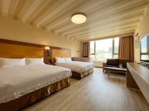 芦竹甲桂林商务旅馆的酒店客房设有两张床和窗户。