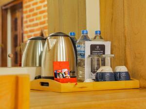 帕坦KGH Patan的配有咖啡壶和瓶装水的柜台