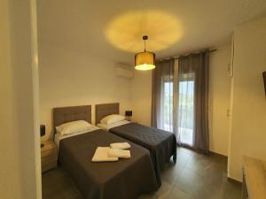 卡托克拉克阿纳BELLA DE LUX RESIDENCE的一间卧室配有两张带毛巾的床