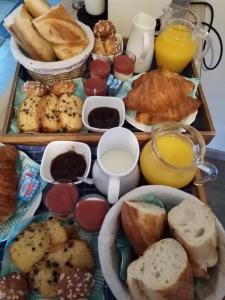 卡布尔O Douceurs Sucrées Cabourg的包括面包和其他早餐食品的托盘