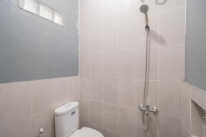 贝克西RedDoorz Syariah @ Bulak Kapal的一间带卫生间和淋浴的浴室