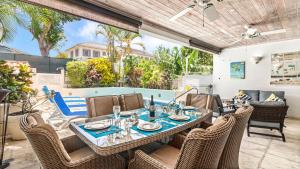 圣詹姆斯Nanpa, Luxury Family Three Bed Villa, St James West coast, Private pool的一个带桌椅的庭院和一个游泳池