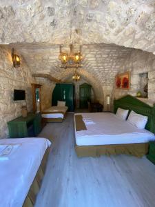 尚勒乌尔法HANEHAN的石头客房设有一间带两张床的卧室