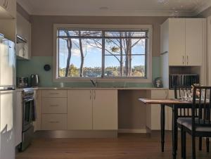 GlenbrookLunar Escape的厨房配有桌子和窗户