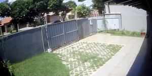 多拉杜斯DOURADOS GUEST FLAT HOUSE的后院设有围栏和花园