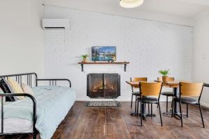 金德拜恩Alps Lakeview Lodge的一间卧室配有一张床、一张桌子和一个壁炉