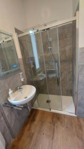 斯培西亚Glam Resort Luxury Lorenzo的一间带玻璃淋浴和水槽的浴室