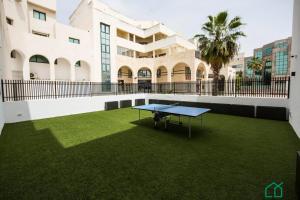 突尼斯Sunset 204 Luxury 2bds with Gym的楼前草坪上的乒乓球桌