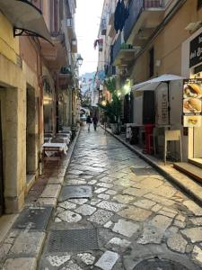 巴里Residenza Della Vallisa的城市中一条有石头路的小巷