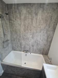 巴恩斯利APARTMENT in BARNSLEY CENTRAL的带浴缸和淋浴的浴室