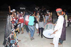 斋沙默尔Golden Fort Resort的一群人在海滩上跳舞