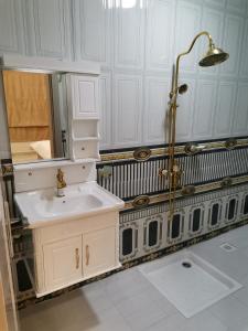 索哈尔Marina H的白色的浴室设有水槽和淋浴。