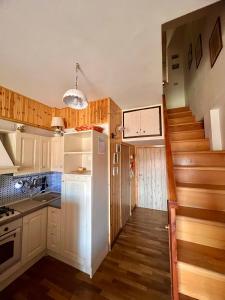 坎波迪焦韦MAGAVE's House的一间带白色冰箱和楼梯的厨房