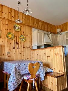 坎波迪焦韦MAGAVE's House的厨房配有桌子和木墙