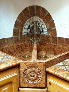 卡瓦莱塞Casa Gianmoena的厨房柜台设有水槽和镜子