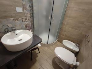 卡塔尼亚Fabrizi的一间带水槽、卫生间和淋浴的浴室