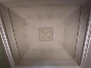 卡塔尼亚Fabrizi的白色墙壁上的天花板