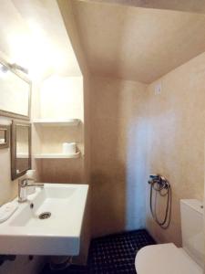 丹吉尔Maison Médina, terrasse panoramique的一间带水槽和卫生间的浴室