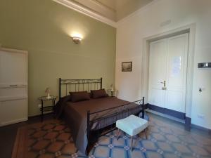 卡塔尼亚Fabrizi的一间卧室设有一张床、一扇门和一扇窗户