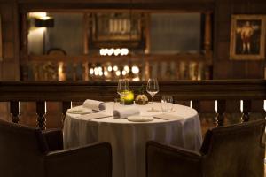 普里茅斯柏凌敦大厅Spa酒店的一张桌子,上面有白色的桌布和酒杯
