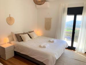 Castillo de AroVilla with seaview at Platja d'Aro 11p的卧室配有白色床和毛巾