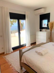 Castillo de AroVilla with seaview at Platja d'Aro 11p的一间卧室配有一张床,享有海滩美景