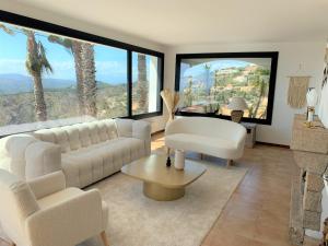 Castillo de AroVilla with seaview at Platja d'Aro 11p的客厅配有白色家具和大窗户