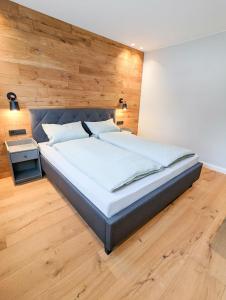 施马伦贝格Ferienhaus Altstadtchalet的一间卧室设有一张带木墙的大床