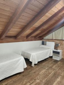 卡卡韦洛斯Saint James Way的配有木天花板的客房设有两张床。