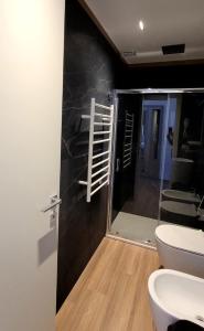 卡塔尼亚Th Luxury Central的一间带卫生间的浴室和楼梯(位于客房内)