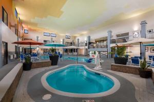 迈诺特Revel Hotel Minot - SureStay Collection by Best Western的游泳池