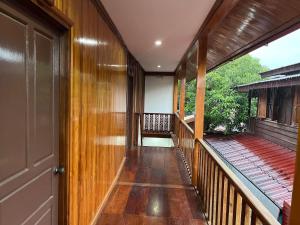 琅勃拉邦Xayana Home Villas的走廊上设有木地板和门