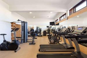 特鲁希略特鲁希略考斯特索温德姆酒店的健身房设有跑步机和椭圆机